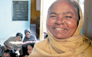 En Inde, apprendre à lire et à écrire à "l'école des grands-mères"