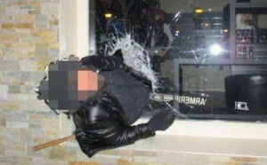 Insolite : Un cambrioleur reste coincé dans la vitrine du magasin, les gendarmes tweetent sa photo