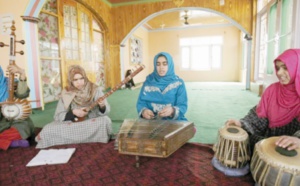 Au Cachemire, des filles préservent les traditions musicales soufies