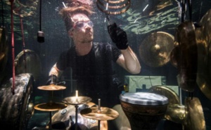 Des musiciens en aquarium font du bruit dans le monde du silence