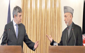 Brown pour une nouvelle stratégie en Afghanistan : Hamid Karzaï candidat à sa propre succession