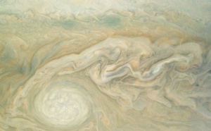 La sonde spatiale Juno révèle un visage très différent de Jupiter