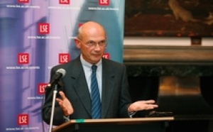 Interview du directeur général de l’Organisation mondiale du commerce : Pascal Lamy : “Nous ne sommes pas devant un tsunami protectionniste mais il faut rester vigilant”