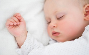 Les bébés dormiraient mieux dans leur propre chambre
