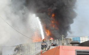 Un dépôt de “Colorado”  ravagé par le feu à Bouskoura