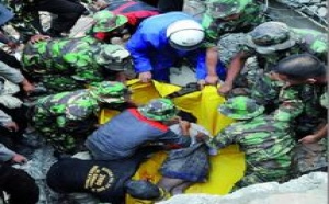 Le séisme a tué au moins 467 personnes à Sumatra : Tsunami dans le Pacifique Sud