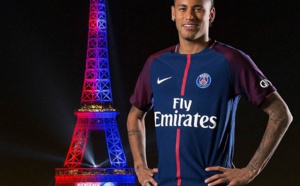 Neymar ébloui par l'hommage de la Tour Eiffel