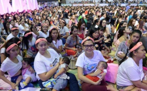 2.000 femmes allaitent leur bébé en public aux Philippines