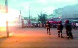Des véhicules et un lycée échappent de justesse au sinistre : Un lampadaire provoque un incendie à Hay Mohammadi