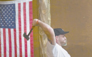 Le lancer de hache, le nouveau loisir qui monte aux Etats-Unis