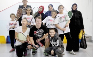 Loin de la guerre, de jeunes réfugiées syriennes se libèrent au squash