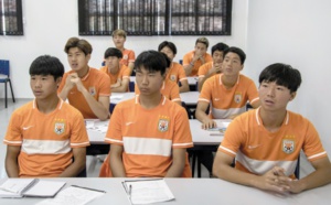 De jeunes Chinois à l'école du foot brésilien
