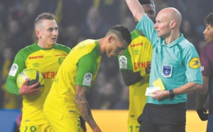 Insolite : Quand l'arbitre tacle un joueur