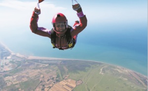 En Iran, une parachutiste “aussi capable” que tout homme