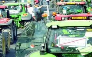 Manifestation des agriculteurs français contre la baisse de leurs revenus : 1.300 tracteurs déferlent sur Paris
