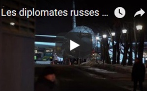 Les diplomates russes et leurs familles clament leur innocence à leur arrivée à Moscou