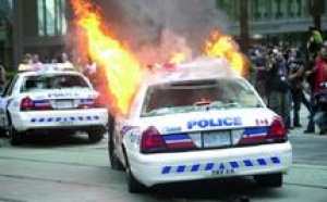 Des militants radicaux ont mis le feu à des voitures de police : Manifestations contre le G-20 à Toronto