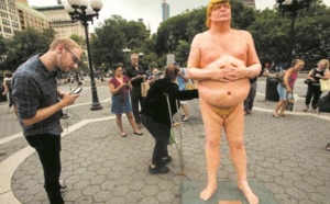 Insolite : Statue de Donald Trump nu