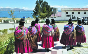 Des indigènes nettoient  le lac Titicaca pour l’exemple