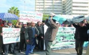 Les fonctionnaires communaux en sit-in devant le siège du ministère