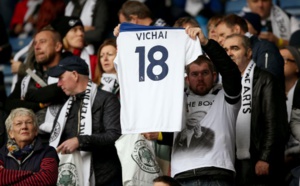 Premier League   Des milliers de  supporters rendent  à nouveau hommage  à l'ancien propriétaire de Leicester