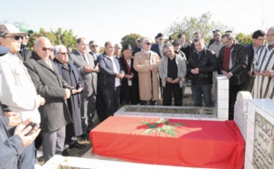 Driss Lachguar et une délégation de l’USFP se recueillent sur la tombe du martyr Omar Benjelloun