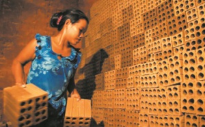 Au Cambodge, les réfugiés climatiques, esclaves modernes des fabriques de briques