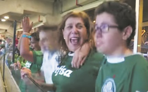 “Buuuut!”: Une Brésilienne commente les matchs de foot pour son fils aveugle