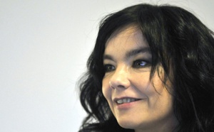 Björk réédite tous ses albums en cassettes colorées