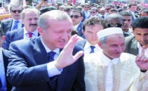 Au lendemain de la visite de Sarkozy et de Cameron : Arrivée du Premier ministre turc à Tripoli Au lendemain de la visite de Sarkozy et de Cameron : Arrivée du Premier ministre turc à Tripoli