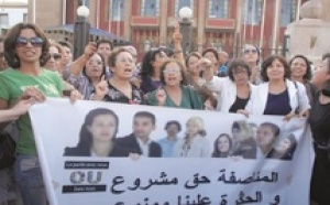 Le mouvement féminin manifeste devant le Parlement au nom de la parité : Stop à l'exclusion organisée par la loi