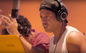 Ronaldinho joue les rappeurs dans une chanson contre la corruption
