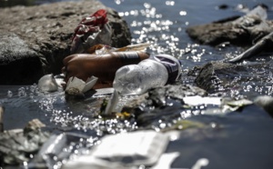 Les humains ingèrent des dizaines de milliers de particules de plastique par an