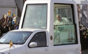 Le Pape confondu pour ne pas avoir mis sa ceinture : Amende irrévérencieuse