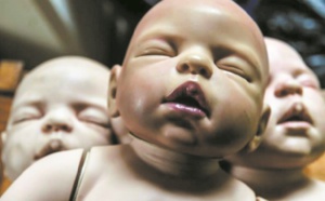Des “bébés robots” pour décourager les grossesses précoces en Colombie