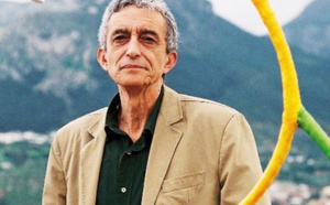 Le trophée de la reconnaissance à l'artiste-peintre Abdelkrim Ouazzani