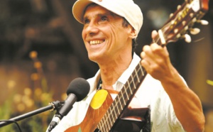Vingt ans après le succès de “Clandestino”, Manu Chao sort trois inédits