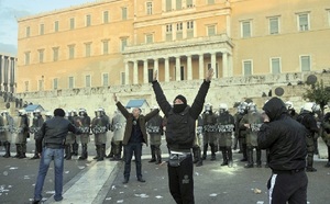 Athèns se réveille après une nuit d’émeutes : Le Parlement grec vote l’austérité