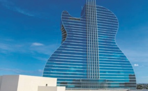 Une riche tribu inaugure un immense hôtel en forme de guitare en Floride