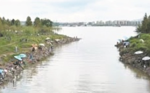Sur les bords du Yangtsé, des “guerriers” contre l'eau qui tue