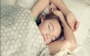 Des horaires de coucher stricts permettent aux ados de dormir plus