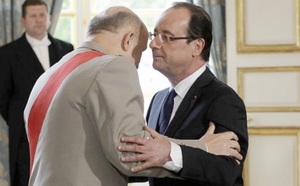 7ème président de la Vème République : François Hollande prend officiellement ses fonctions
