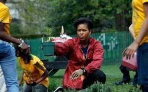 Michelle Obama jardine à la Maison Blanche et en a fait un livre