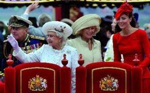 En hommage aux 60 ans de règne d'Elizabeth : Incroyable armada s'empare de la Tamise pour le Jubilé