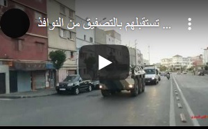 L'armée dans les rues de Casablanca saluées par les applaudissements des habitants