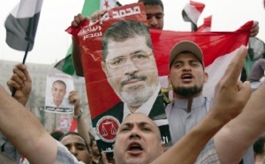 L’Egypte sous tension :  Mohammad Morsi et Ahmad Chafik revendiquent chacun la victoire