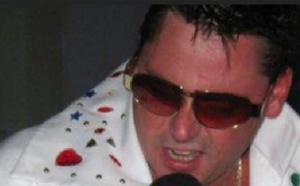 Un sosie d'Elvis donne un concert depuis sa fenêtre