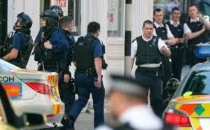 Grande-Bretagne: Quatre personnes accusées d'actes de terrorisme