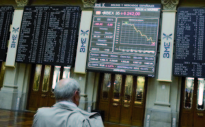 Crise dans la zone euro: L'Espagne fait chuter l'euro et les Bourses