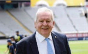 Bill Beaumont rempile à la tête de la Fédération internationale de rugby
